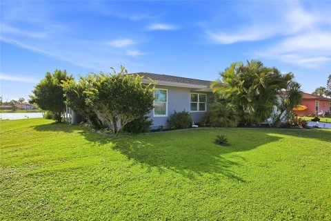 House in North Port, Florida 3 bedrooms, 137.03 sq.m. № 2133876 - photo 3