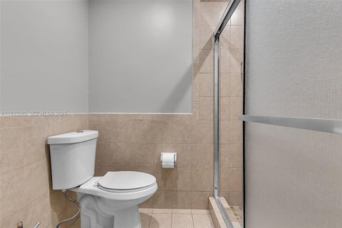 House in Miami, Florida 3 bedrooms, 129.32 sq.m. № 1993440 - photo 20