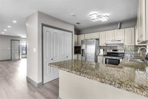 House in Miami, Florida 3 bedrooms, 129.32 sq.m. № 1993440 - photo 10