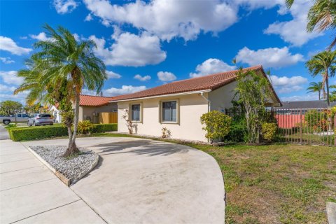 House in Miami, Florida 3 bedrooms, 129.32 sq.m. № 1993440 - photo 3