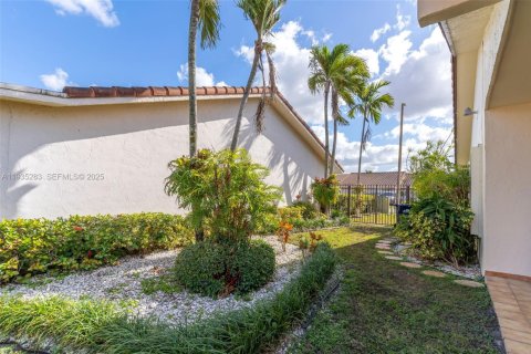 House in Miami, Florida 3 bedrooms, 129.32 sq.m. № 1993440 - photo 25