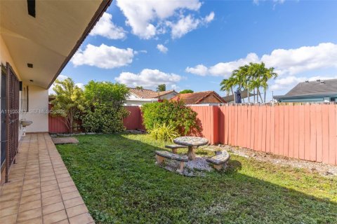 House in Miami, Florida 3 bedrooms, 129.32 sq.m. № 1993440 - photo 23