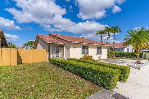 House in Miami, Florida 3 bedrooms, 129.32 sq.m. № 1993440 - photo 2