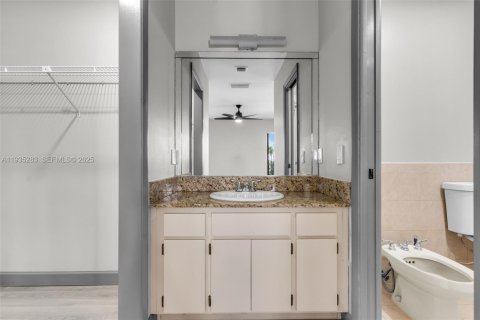 House in Miami, Florida 3 bedrooms, 129.32 sq.m. № 1993440 - photo 19