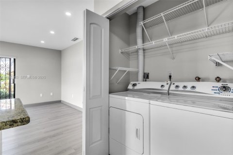 House in Miami, Florida 3 bedrooms, 129.32 sq.m. № 1993440 - photo 22