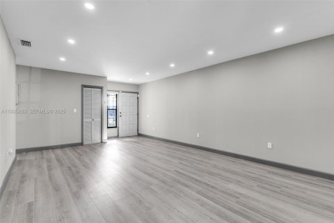 House in Miami, Florida 3 bedrooms, 129.32 sq.m. № 1993440 - photo 6