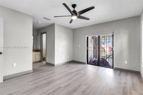House in Miami, Florida 3 bedrooms, 129.32 sq.m. № 1993440 - photo 17