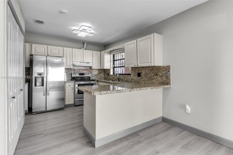 House in Miami, Florida 3 bedrooms, 129.32 sq.m. № 1993440 - photo 7