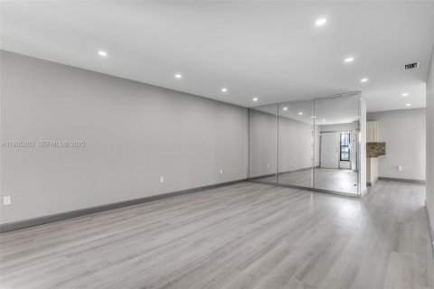 House in Miami, Florida 3 bedrooms, 129.32 sq.m. № 1993440 - photo 5