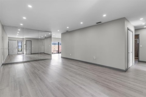 House in Miami, Florida 3 bedrooms, 129.32 sq.m. № 1993440 - photo 4