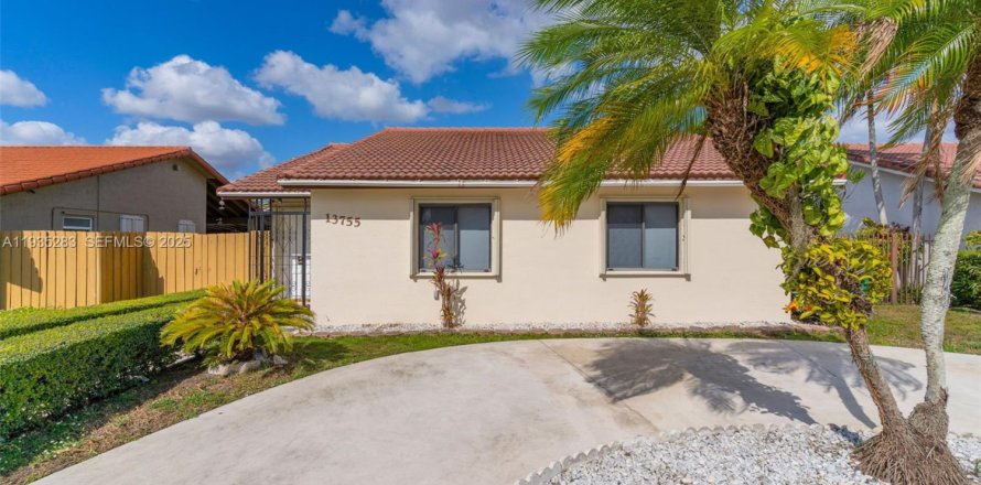 House in Miami, Florida 3 bedrooms, 129.32 sq.m. № 1993440