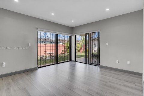 House in Miami, Florida 3 bedrooms, 129.32 sq.m. № 1993440 - photo 11