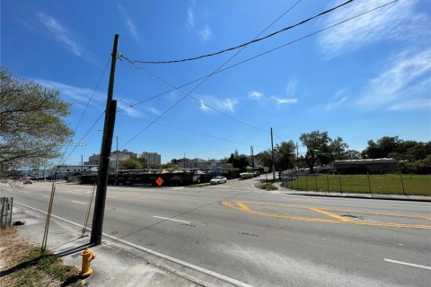 Commercial property in Miami, Florida № 1978069 - photo 3