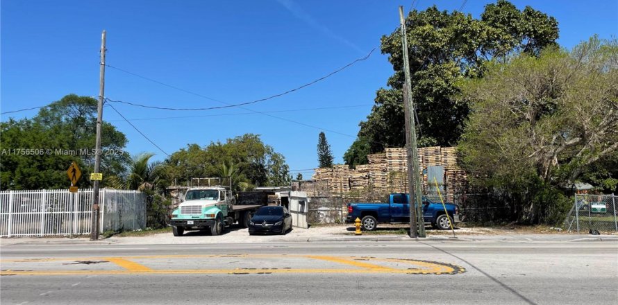 Commercial property in Miami, Florida № 1978069