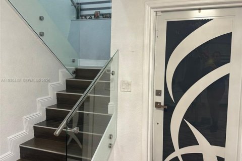 Touwnhouse à louer à Miami, Floride: 3 chambres, 147.9 m2 № 1998320 - photo 2