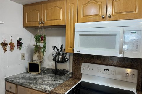 Condo in Miami, Florida, 1 bedroom  № 1863126 - photo 9