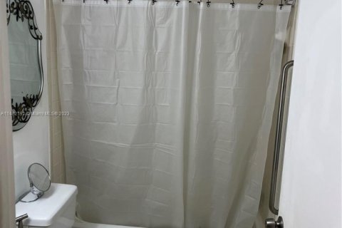 Condo in Miami, Florida, 1 bedroom  № 1863126 - photo 11