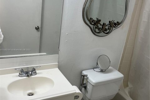 Condo in Miami, Florida, 1 bedroom  № 1863126 - photo 12