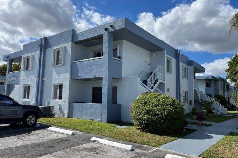 Condo in Miami, Florida, 1 bedroom  № 1863126 - photo 1
