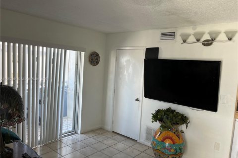 Condo in Miami, Florida, 1 bedroom  № 1863126 - photo 6