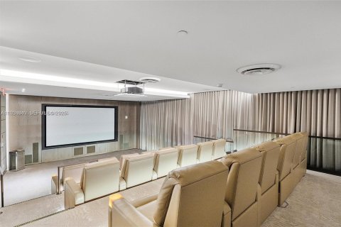 Condo in Surfside, Florida, 3 bedrooms  № 1983083 - photo 29