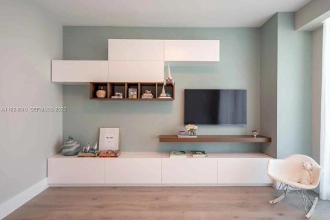 Condo in Surfside, Florida, 3 bedrooms  № 1983083 - photo 12