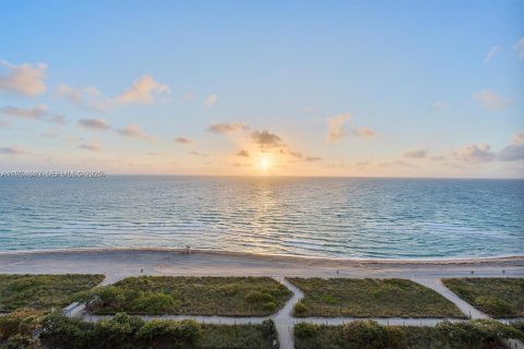 Condo in Surfside, Florida, 3 bedrooms  № 1983083 - photo 14