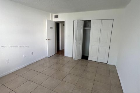 Condo in Lauderhill, Florida, 1 bedroom  № 1971501 - photo 4