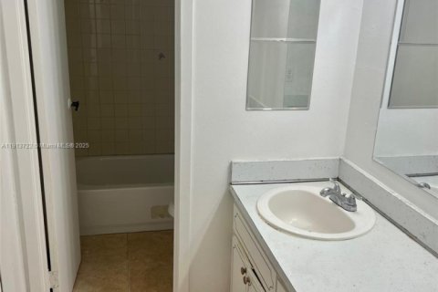 Condo in Lauderhill, Florida, 1 bedroom  № 1971501 - photo 6