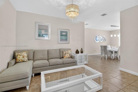 Снять в аренду виллу или дом в Хомстед, Флорида 5 спален, 254.74м2, № 2019872 - фото 5