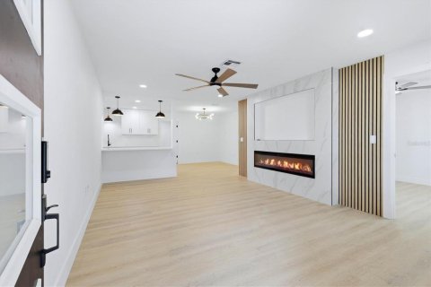 Casa en venta en Tampa, Florida, 4 dormitorios, 151.99 m2 № 2358498 - foto 3