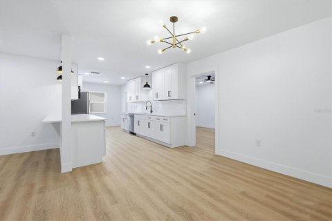 Casa en venta en Tampa, Florida, 4 dormitorios, 151.99 m2 № 2358498 - foto 10