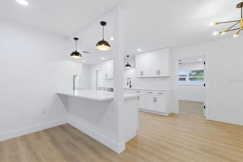 Casa en venta en Tampa, Florida, 4 dormitorios, 151.99 m2 № 2358498 - foto 8