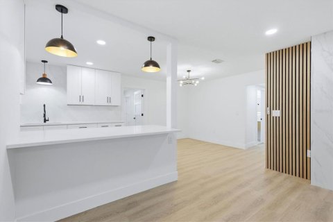 Casa en venta en Tampa, Florida, 4 dormitorios, 151.99 m2 № 2358498 - foto 7