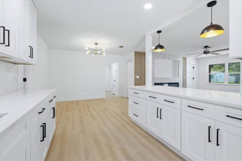 Casa en venta en Tampa, Florida, 4 dormitorios, 151.99 m2 № 2358498 - foto 13