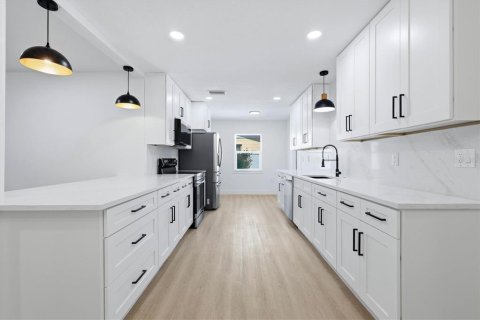 Casa en venta en Tampa, Florida, 4 dormitorios, 151.99 m2 № 2358498 - foto 12
