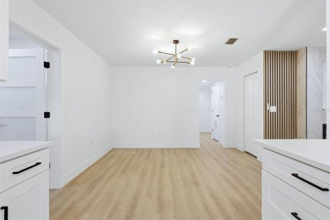 Casa en venta en Tampa, Florida, 4 dormitorios, 151.99 m2 № 2358498 - foto 5