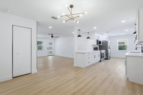 Casa en venta en Tampa, Florida, 4 dormitorios, 151.99 m2 № 2358498 - foto 11