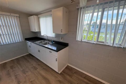 House in Sun City Center, Florida 1 bedroom, 77.48 sq.m. № 2398811 - photo 12