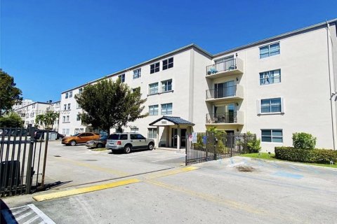 Снять в аренду кондоминиум в Майами, Флорида 1 спальня, 61.5м2, № 2052166 - фото 2