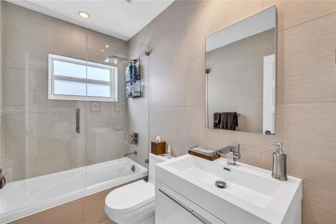 Condo in Bay Harbor Islands, Florida, 2 bedrooms  № 1937336 - photo 13