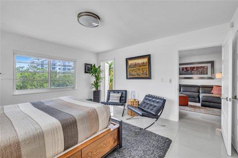 Condo in Bay Harbor Islands, Florida, 2 bedrooms  № 1937336 - photo 9