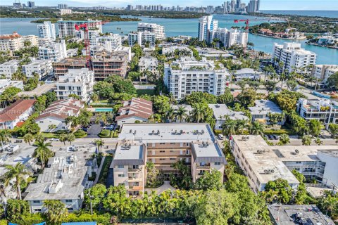 Condo in Bay Harbor Islands, Florida, 2 bedrooms  № 1937336 - photo 15