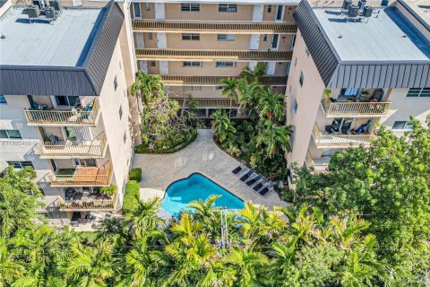 Condo in Bay Harbor Islands, Florida, 2 bedrooms  № 1937336 - photo 21