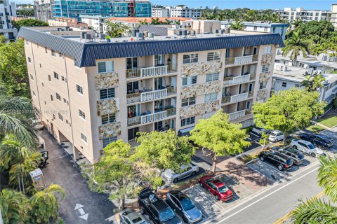 Condo in Bay Harbor Islands, Florida, 2 bedrooms  № 1937336 - photo 20