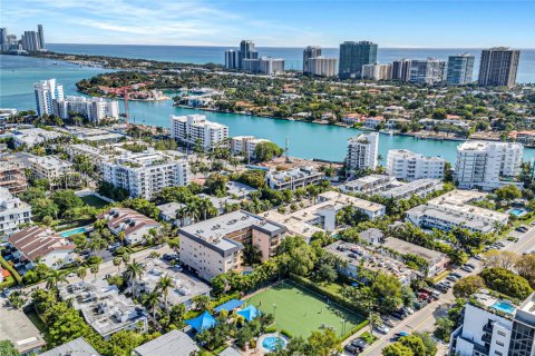 Condo in Bay Harbor Islands, Florida, 2 bedrooms  № 1937336 - photo 22