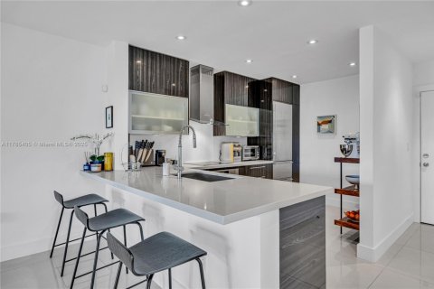 Condo in Bay Harbor Islands, Florida, 2 bedrooms  № 1937336 - photo 3