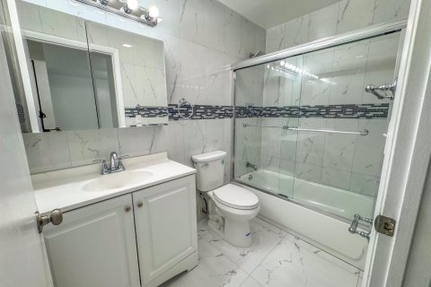 Снять в аренду квартиру в Корал-Спрингс, Флорида 3 комнаты, 781.03м2, № 2175502 - фото 12