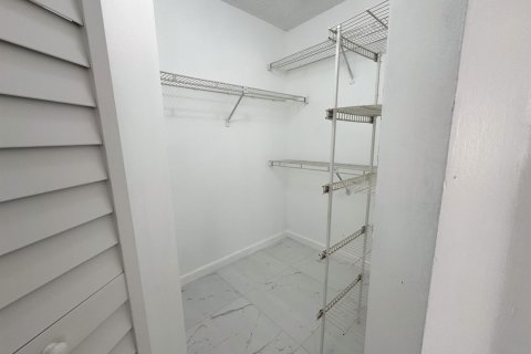 Снять в аренду квартиру в Корал-Спрингс, Флорида 3 комнаты, 781.03м2, № 2175502 - фото 19