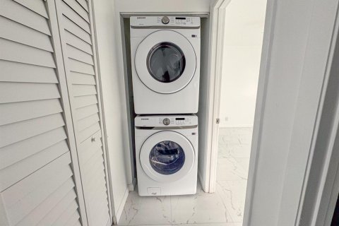 Снять в аренду квартиру в Корал-Спрингс, Флорида 3 комнаты, 781.03м2, № 2175502 - фото 9